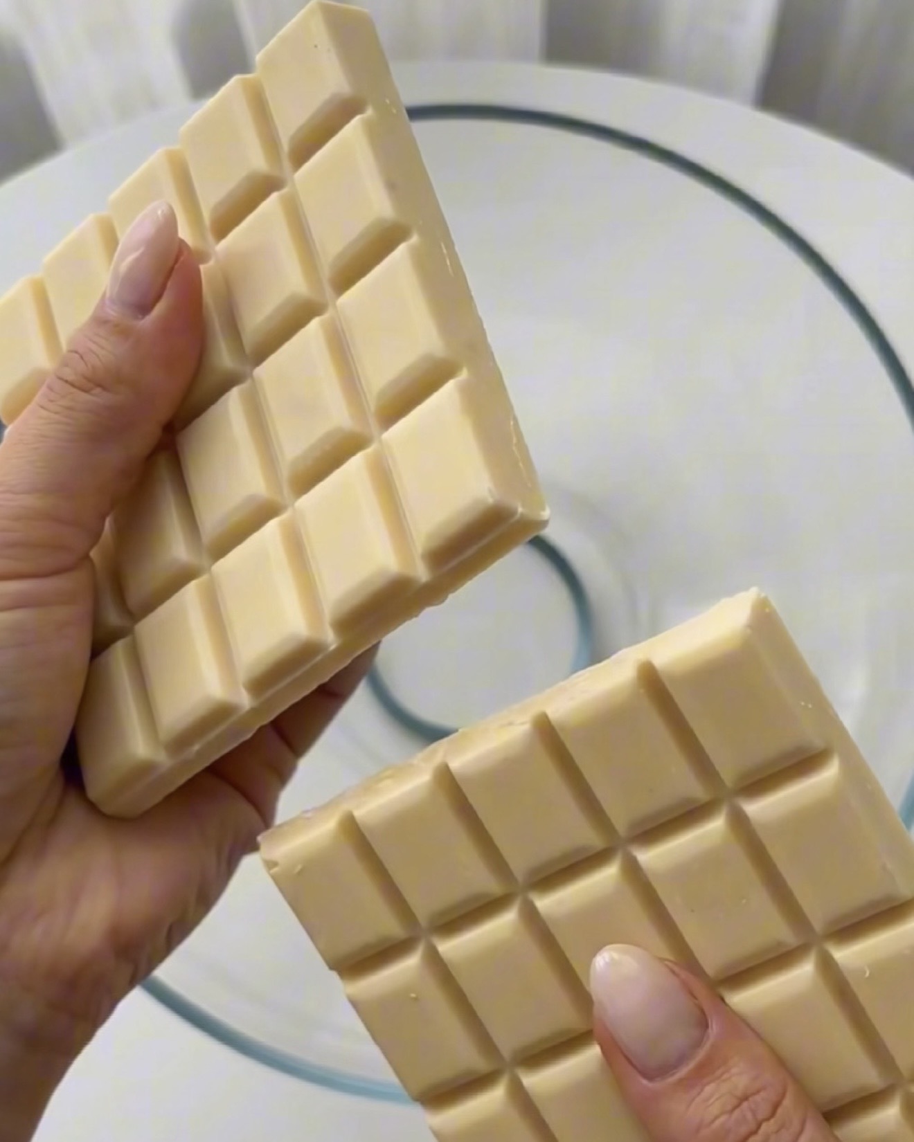 Sciogliere il cioccolato bianco in una ciotola per i bocconcini di quinoa con ube e pistacchio Ube Nolia