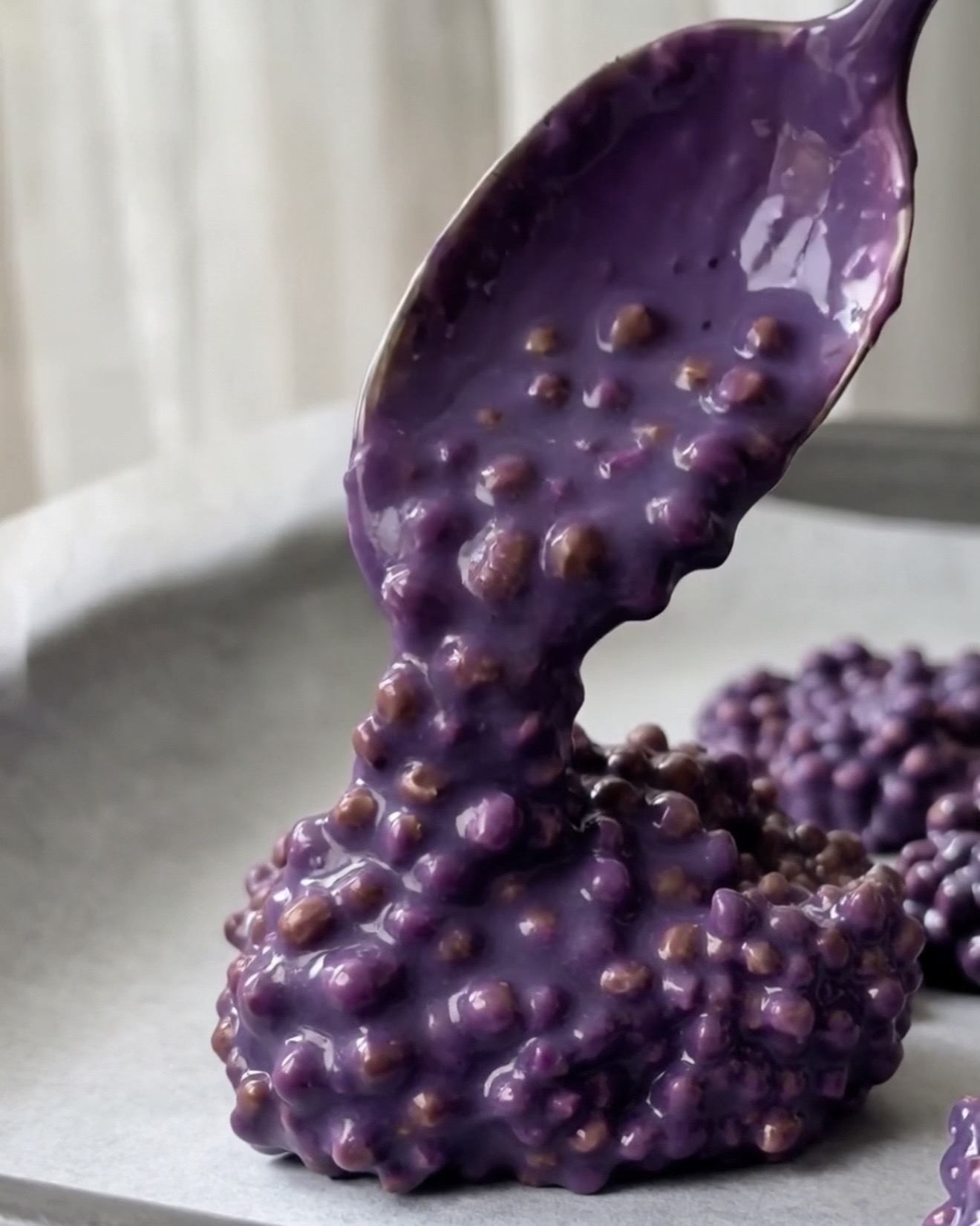 Porzionare il composto di ube e quinoa in dischi su carta forno per i bocconcini di quinoa e pistacchio Ube Nolia