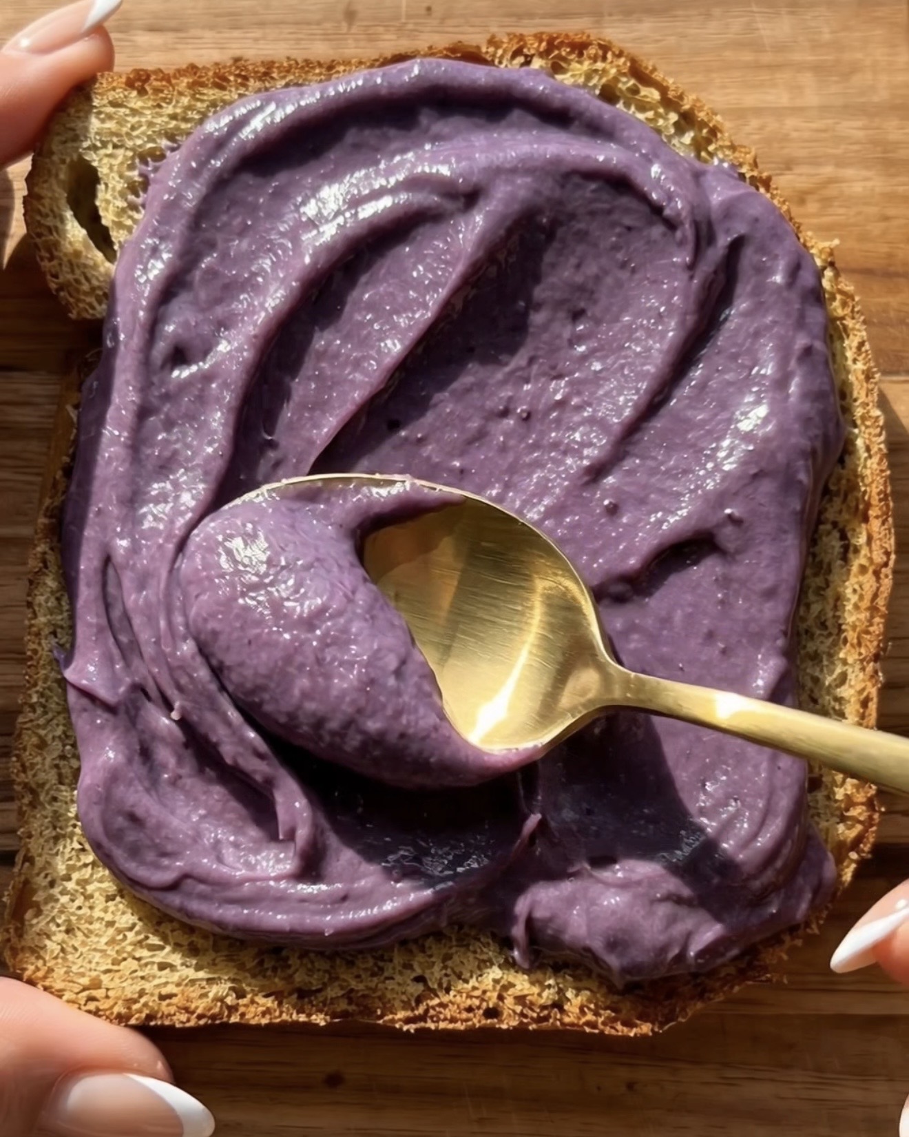 La migliore ricetta di toast Ube e mango – Spalmare un generoso strato di ube viola (patata viola) halaya su una fetta di lievito madre tostato | Ube Nolia
