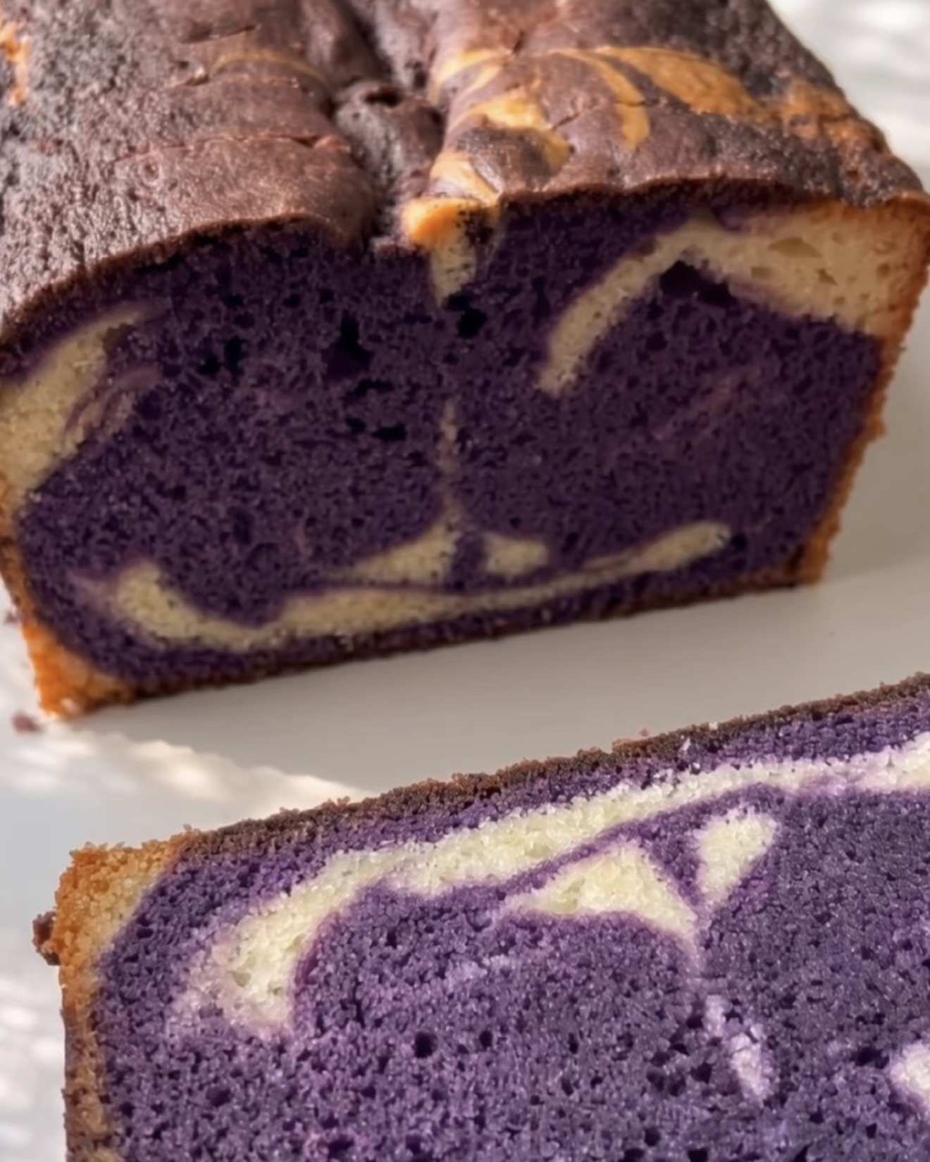 Plumcake ube marmorizzato cotto e tagliato che mostra il vortice viola e vaniglia, fatto con Ube Nolia polvere di ube