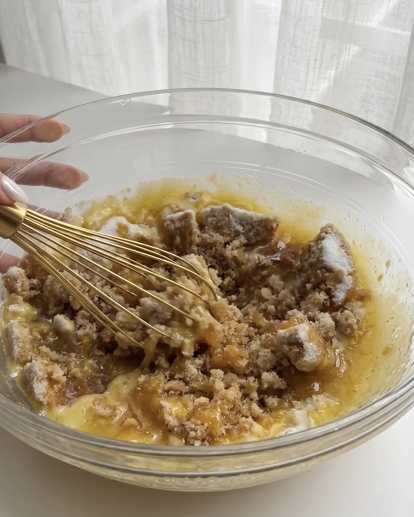 Mescolare il burro ammorbidito con muscovado e zucchero di canna in una ciotola di vetro per iniziare l'impasto per biscotti ube crookie con Ube Nolia polvere di ube