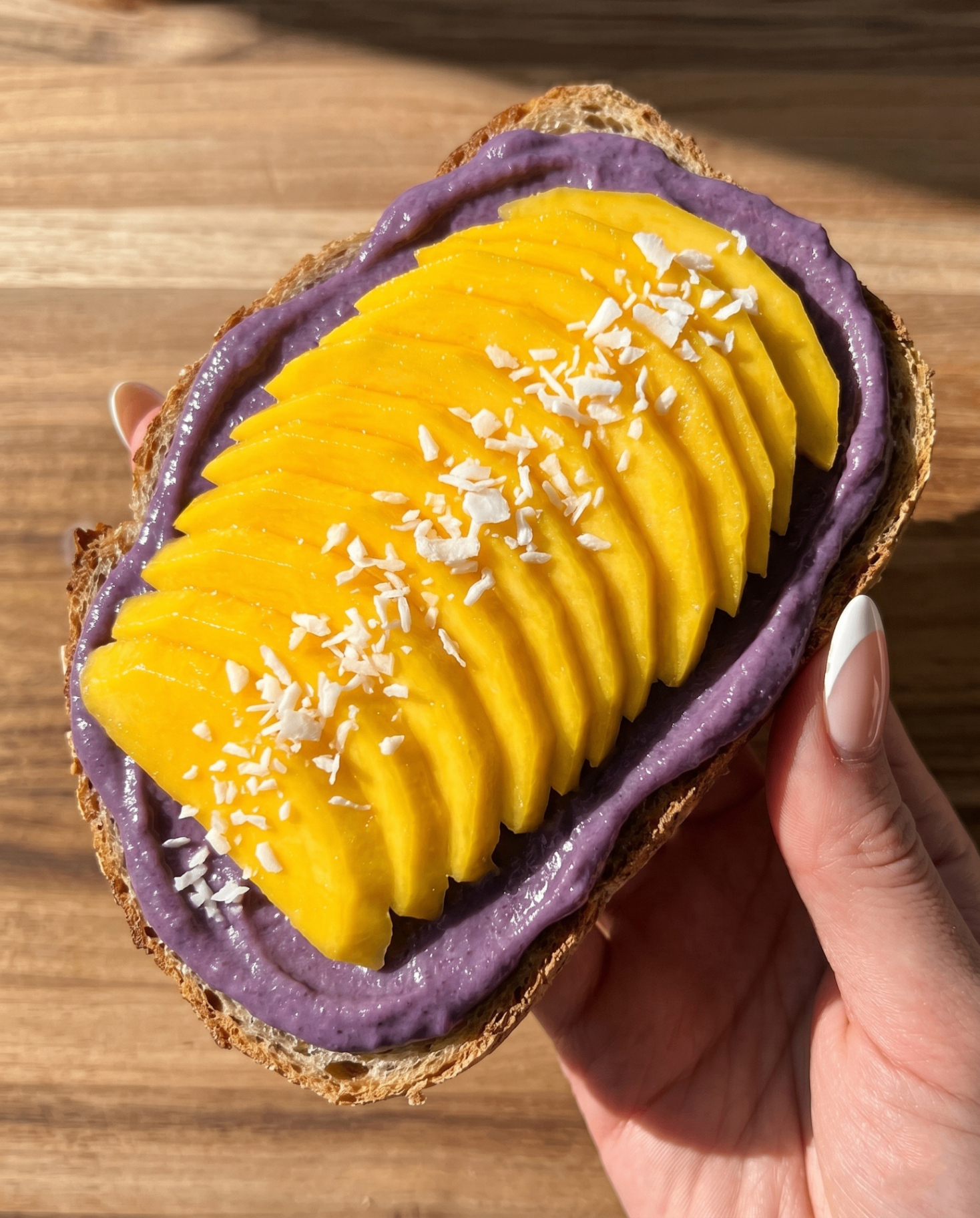 Ube Mango Toast con Cocco: Colazione Viola in 5 Minuti