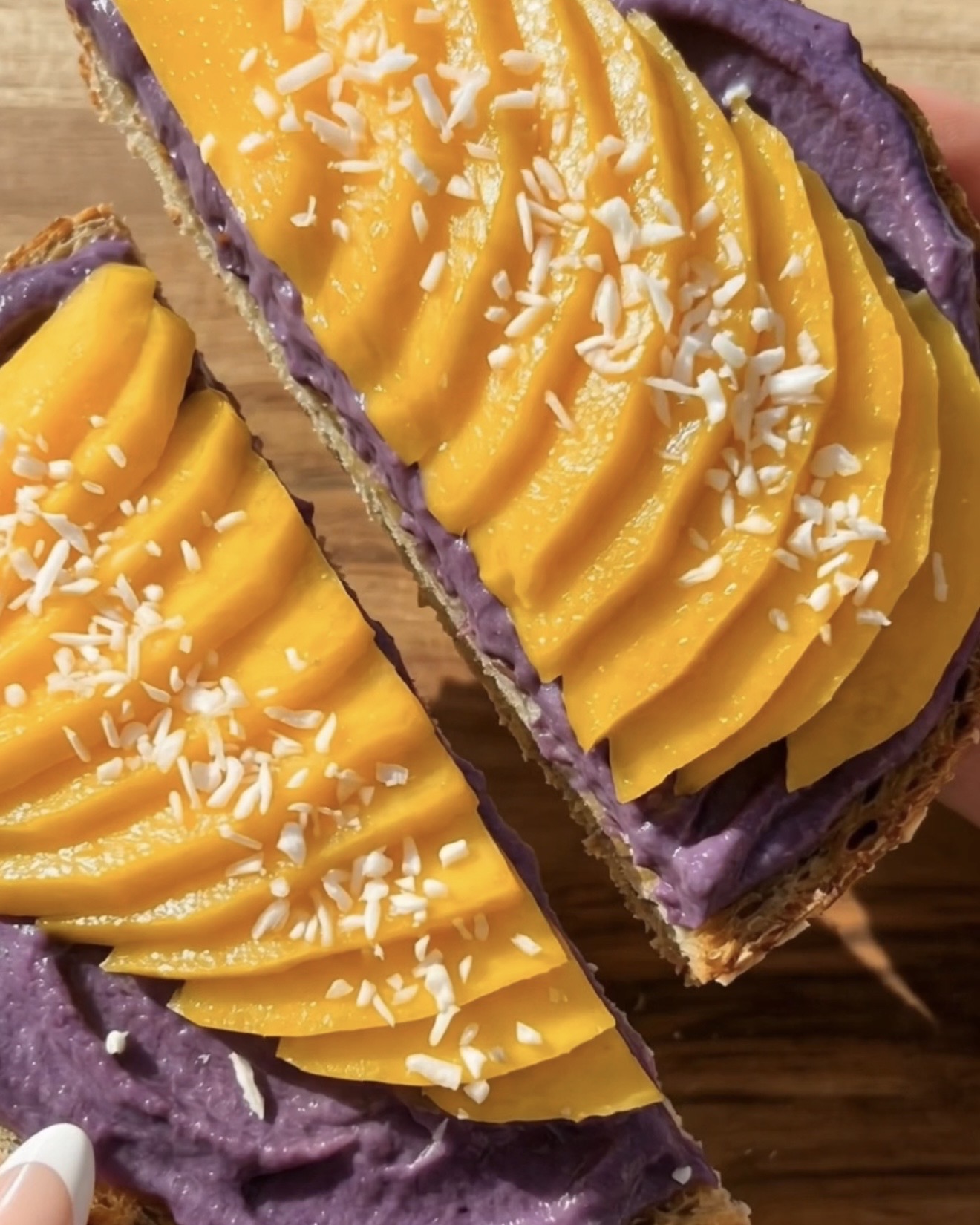 La migliore ricetta di toast Ube e mango – Due toast ube e mango fianco a fianco: lievito madre con ube halaya viola, mango giallo a ventaglio | Ube Nolia