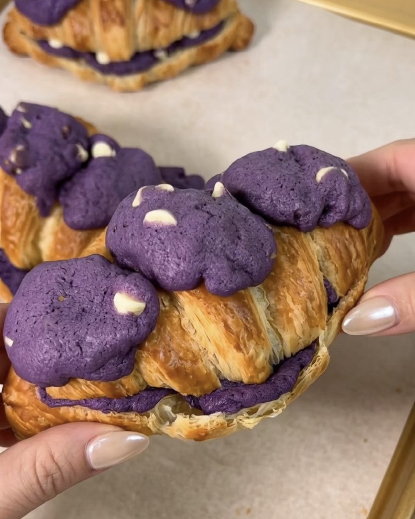 Ube Crookie: Cornetto virale ripieno di pasta per biscotti all'ube