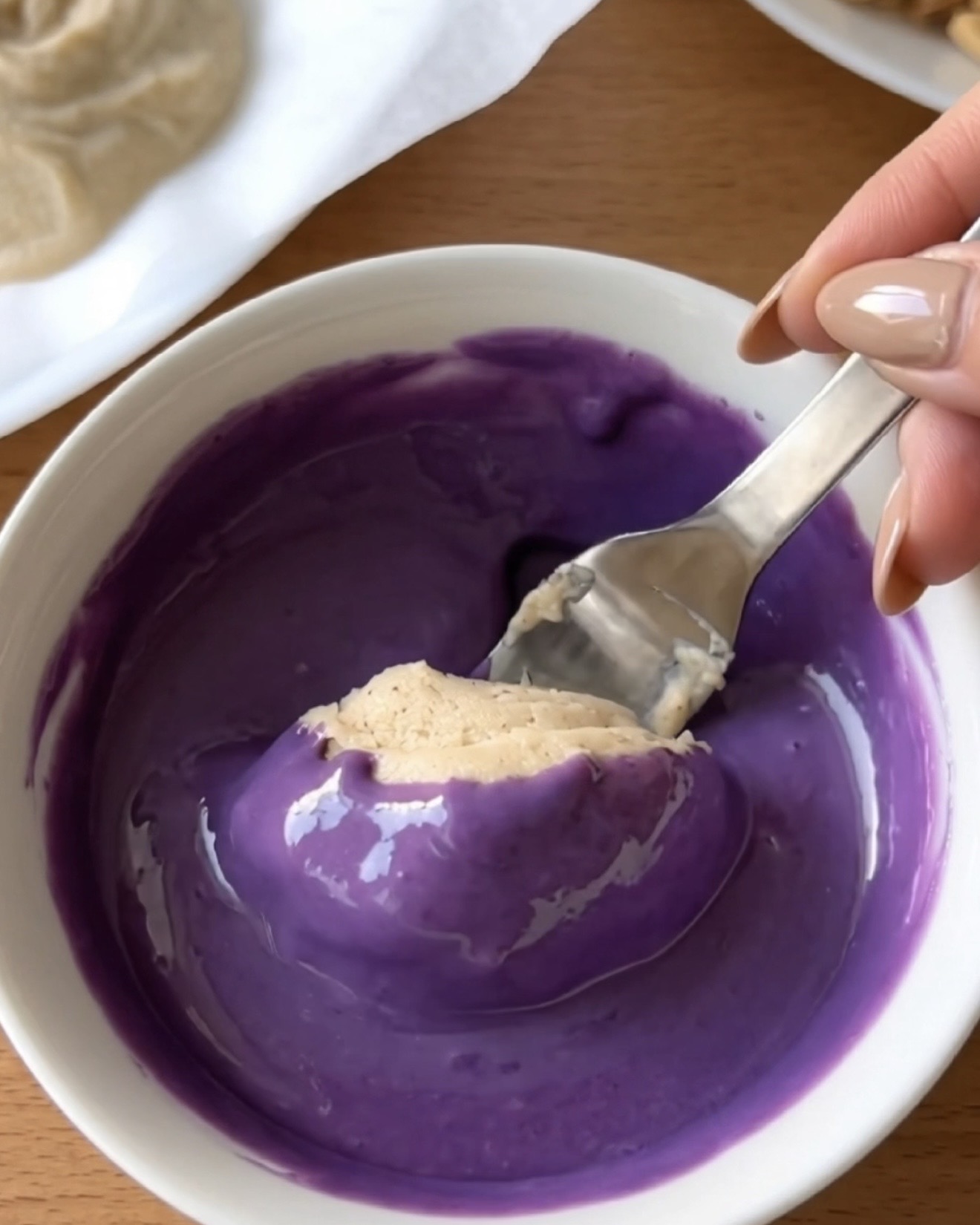 Copertura di cioccolato bianco all'ube fuso con vera polvere di ube per i morsetti di frozen yogurt di Ube Nolia