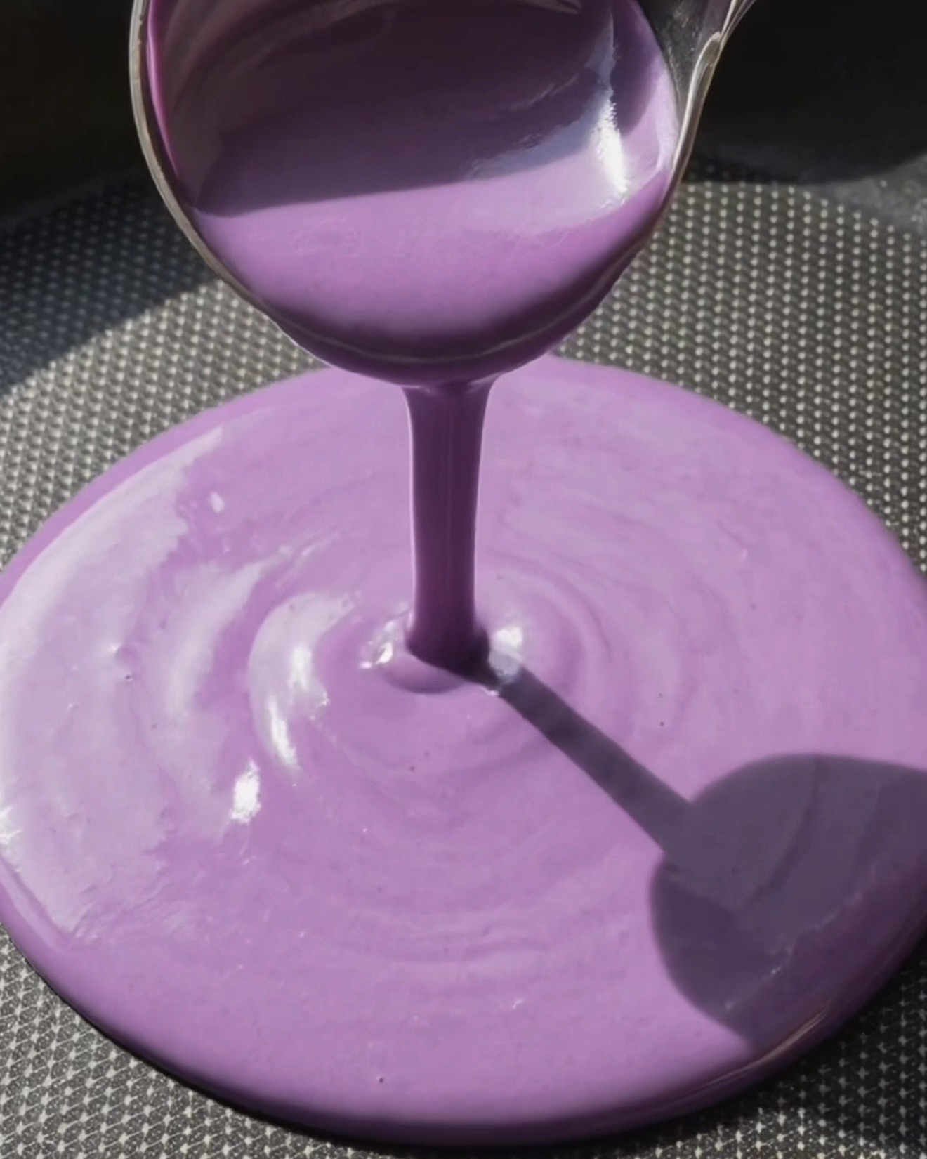 Impasto liscio per crepes ube viola per dadar gulung in una ciotola, fatto con polvere di ube Ube Nolia