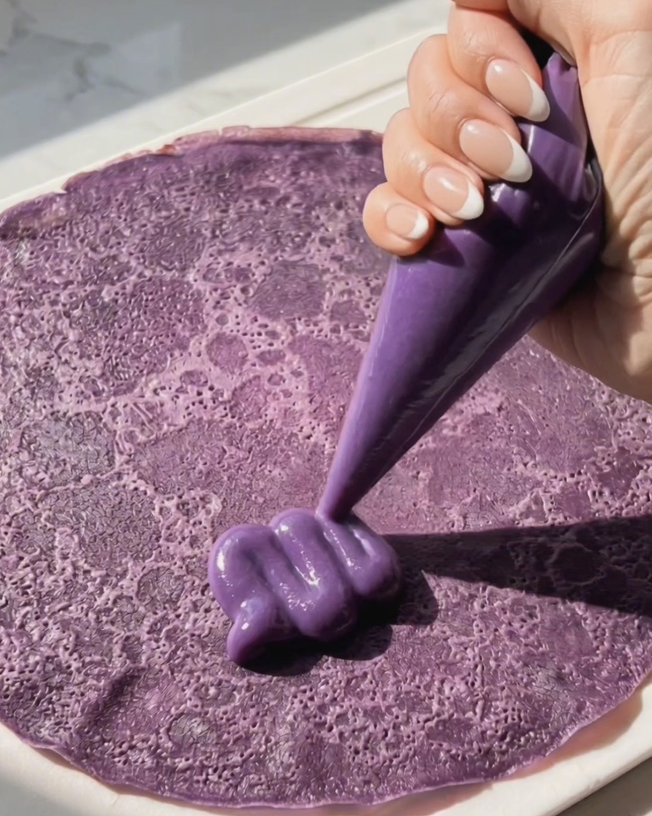 Farcire con ube halaya una crepe ube viola per l'assemblaggio del dadar gulung