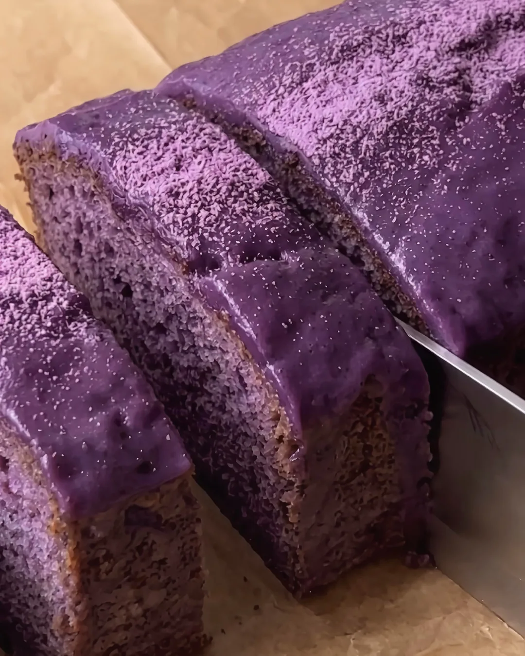 Banana bread all'ube affettato con glassa lucida | Ube Nolia