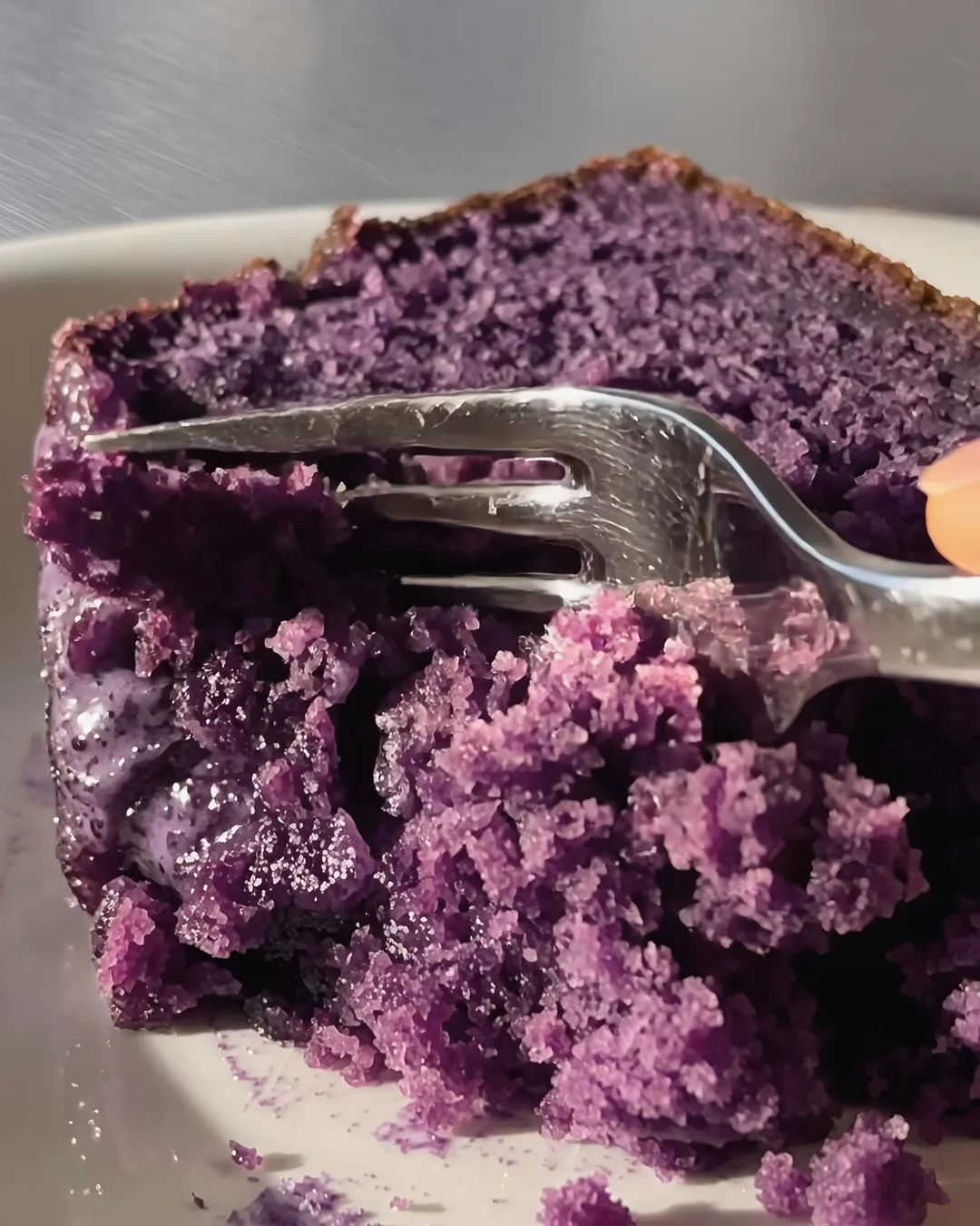 Forchetta che taglia una fetta soffice di banana bread all'ube | Ube Nolia
