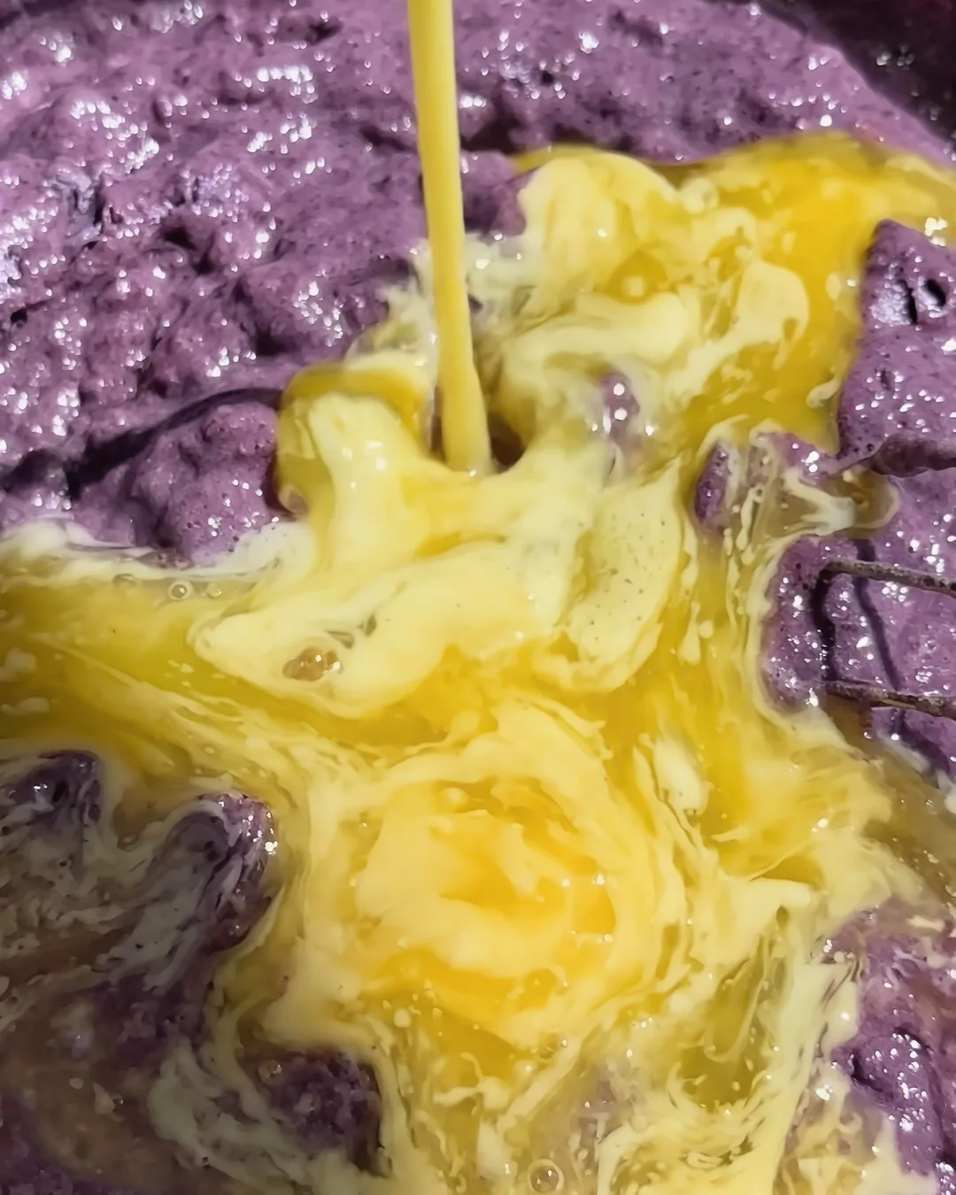 Aggiunta delle uova nell'impasto viola del banana bread all'ube | Ube Nolia