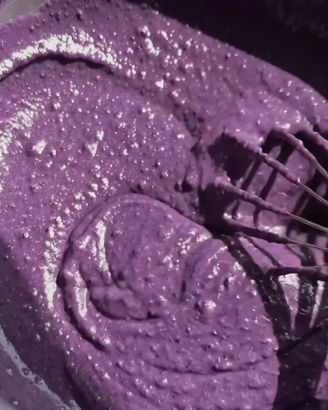 Impasto viola liscio del banana bread all'ube pronto per il forno | Ube Nolia