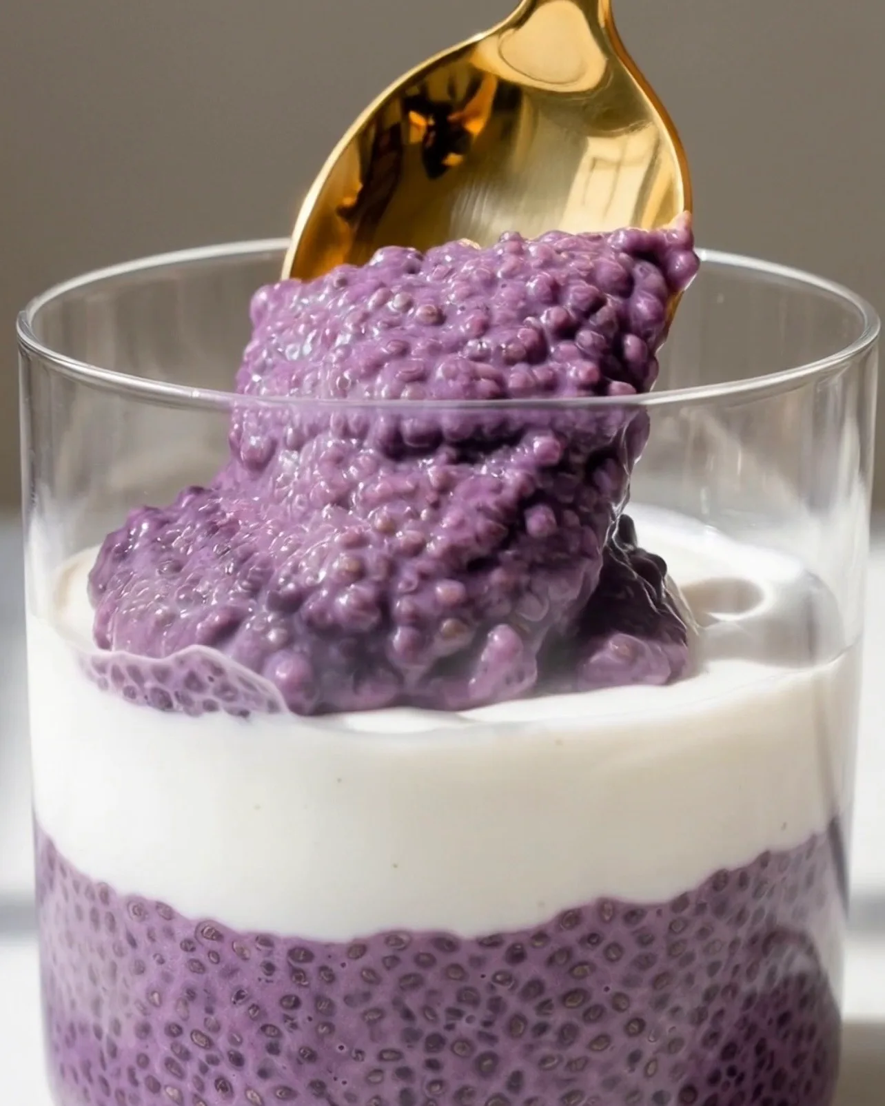 Il Miglior Budino di Chia all'Ube – ricetta budino di chia all'ube passo 3 cucchiaiata di budino sopra strati di yogurt | Ube Nolia